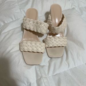 Beige braided Sandel heels